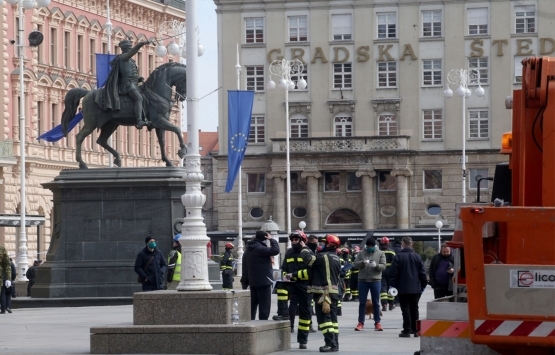 Hırvatistan daki depremde Zagreb Katedrali nin güney kulesi büyük hasar gördü!