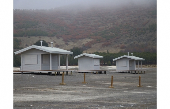 Salda Gölü nde kıyıdan 500 metre geriye ahşap üniteler yerleştirildi!