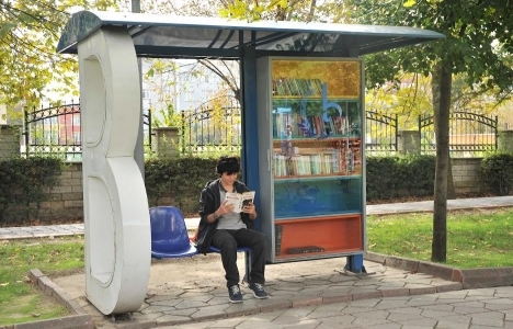Bağcılar'da otobüs duraklarına kütüphane yapıldı!