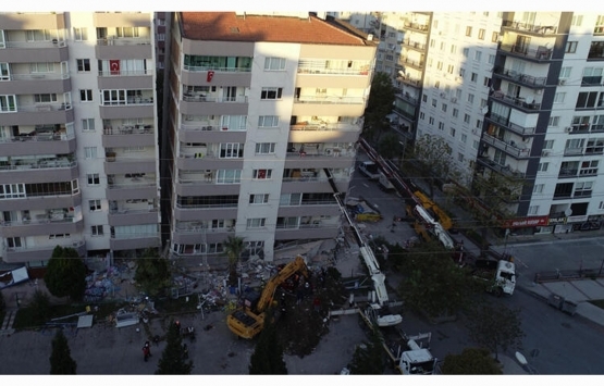 Depreme dayanamayan binaları iş makinaları ayakta tutuyor!