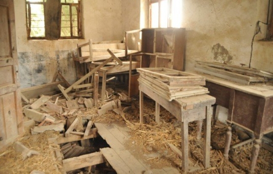 Samsun daki tarihi okul çürümeye terk edildi!