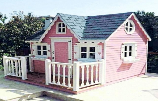 Ebru Şancı evinin bahçesine oyun evi yaptırıyor!