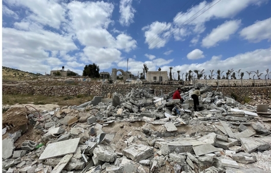 İsrail Batı Şeria da Filistinlilere ait evleri yıkmaya devam ediyor! 