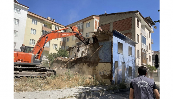 Elazığ’da 10 bin 694 ağır hasarlı bina yıkılıyor!