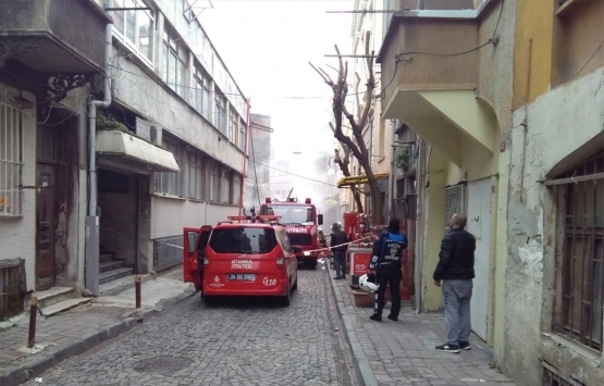 Fatih'te yangında 4 katlı metruk bina yıkıldı!