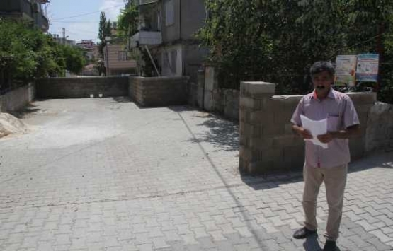 Tapulu arazisinden geçtiği iddia edilen yolu kapattı!