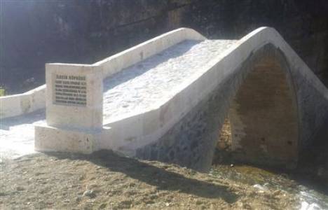 Kanberli Köprüsü'nün yan duvarlarından biri yıkıldı!