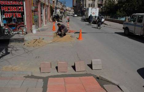 Bolvadin'de kaldırımlarda bakım ve onarım çalışmaları başladı!