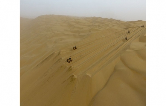 Çin, Taklamakan Çölü’nün ortasına otoyol yapacak!