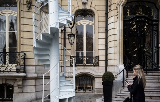 Eyfel Kulesi'nin merdivenin parçası 169 bin Euro'ya satıldı!