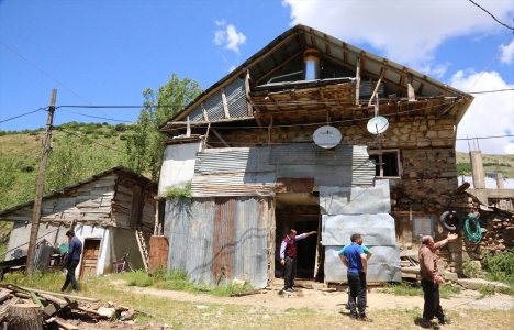 Bayburt'ta kerpiç ev çöktü!