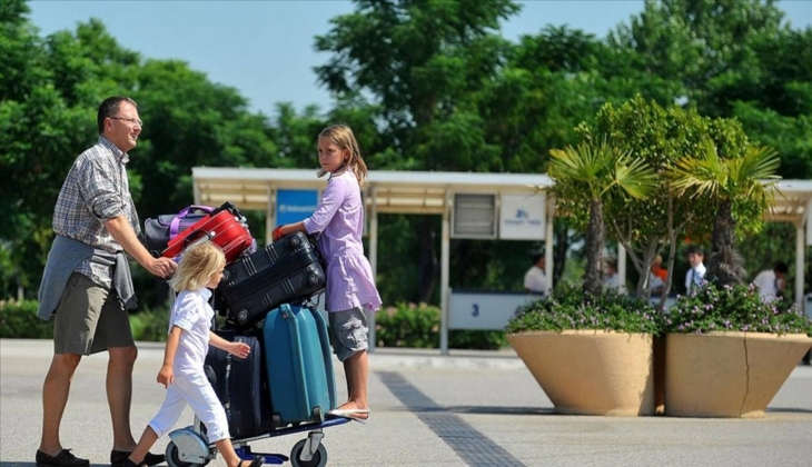 Otele gidemeyen tanıdık evinde konakladı!