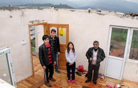 Muğla'da hortum evin çatısını uçurdu!