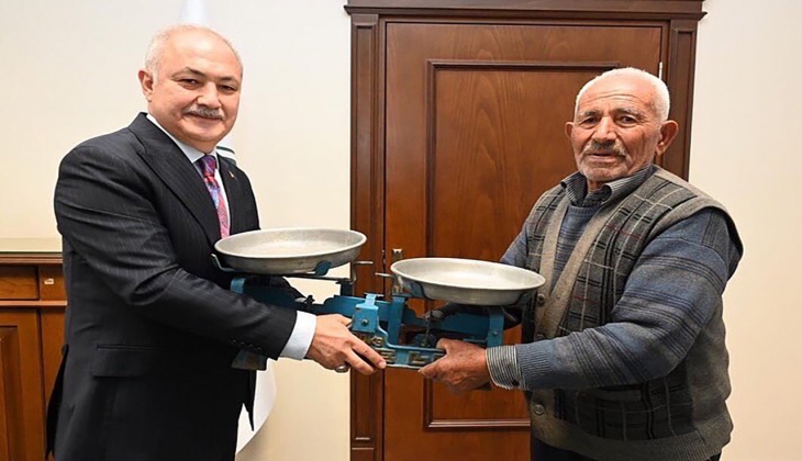 Zabıtanın sarımsak tezgahına el koyduğu yaşlı adamın gözyaşları Twitter da gündem oldu