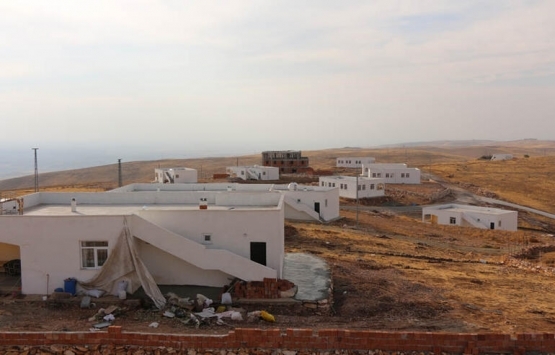 Batman Çayüstü köyü sakinleri mağaralardan villalara taşındı!