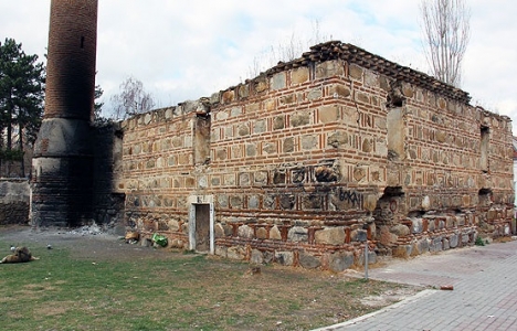 Makedonya Çarşı Camii restore edilmeyi bekliyor!