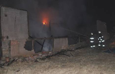 Çankırı'daki iki katlı ev yangında kül oldu!