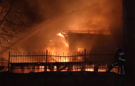 Fatih'te tarihi lisede yangın çıktı!