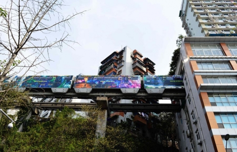 Çin Chongqing de metro apartmanların içinden geçiyor!