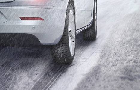 Bolu trafik ekipleri kar yağışına karşı sürücüleri uyardı!