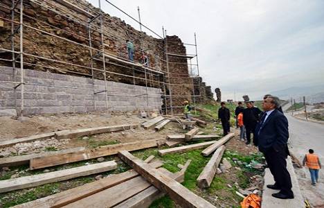 Aziz Kocaoğlu, Kadifekale’de devam eden sur duvarları restorasyonunu inceledi!