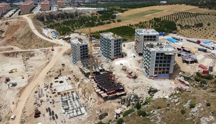Hatay Altınözü ndeki kalıcı deprem konutlarında 4 blokun kaba inşaatı tamamlandı!