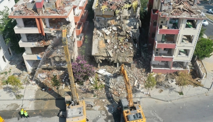İstanbul un 4 ilçesinde kentsel dönüşüm için gaza basıldı!  Riskli binalar tek tek yıkılıyor