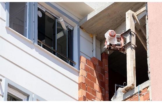 Yandaki inşaat, penceresine kadar gelince isyan etti!