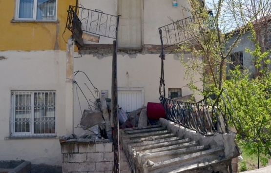 Aksaray da bir binanın balkonu çöktü!