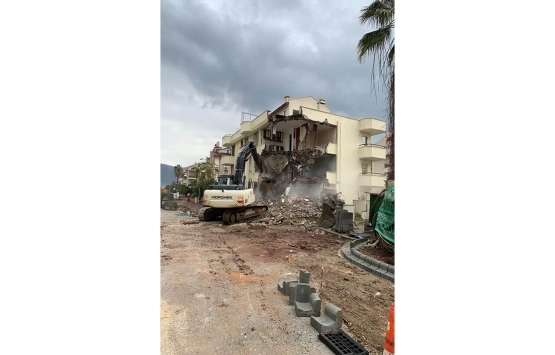 Marmaris te riskli yapı olduğu belirlenen apart otel yıkıldı!