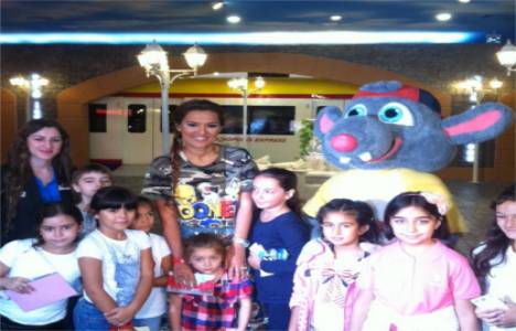 Demet Akalın Minopolis'te miniklerle buluştu!
