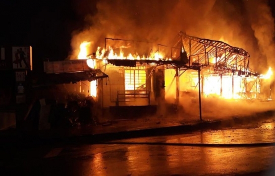 Karasu'daki çarşıda ahşap 30 dükkan yandı!