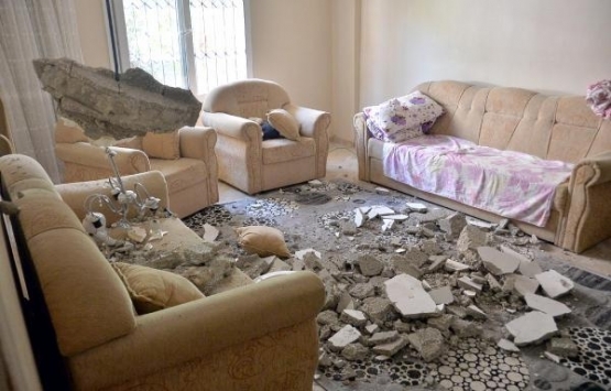 Mersin'deki tek katlı evin tavanı çöktü!