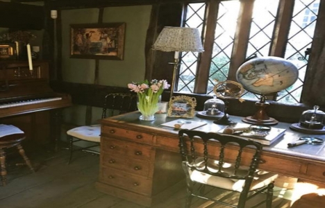 İşte Kelly Brook un merak edilen çiftlik evi!