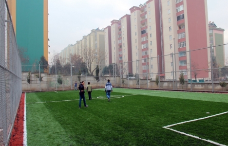 Kahramanmaraş Büyükşehir'den Doğukent'e halı saha!