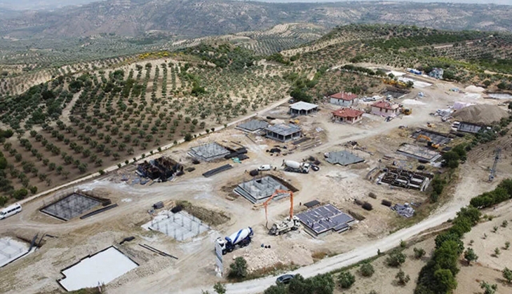 Hatay Altınözü nde depremzedeler için yapılan köy tipi afet evlerinin inşaatı tam gaz!