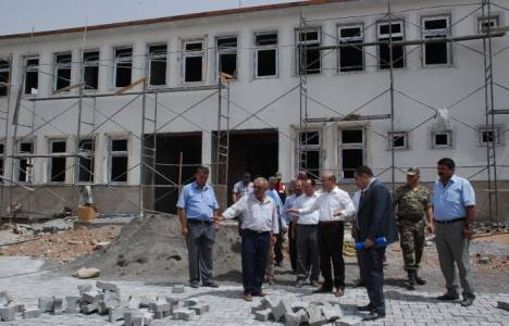 Adıyaman Valisi Mahmut Demirtaş yapımı devam eden okulları inceledi!