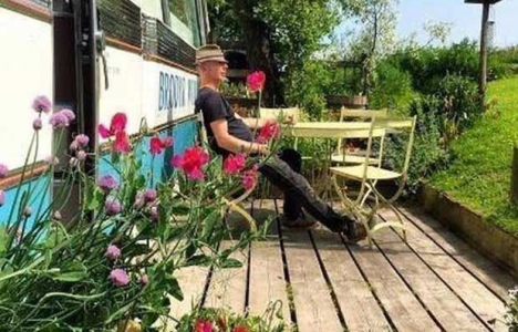 Eski otobüs 4 bin Sterlin e eve dönüştü!