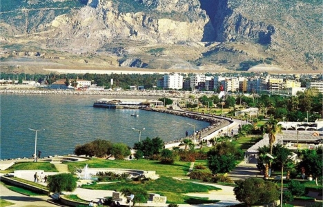 Defne Çekmece'deki metruk bina yıkılmalı!