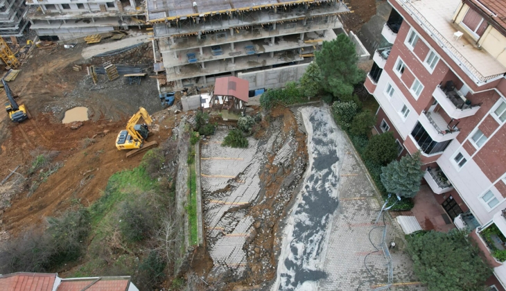 Üsküdar da 6 bloklu sitenin istinat duvarı çöktü! Bina acil boşaltıldı!