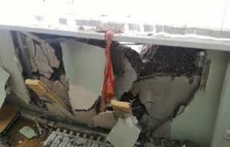 Rusya'da bina iş makinasının üzerine çöktü!