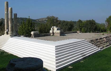 Apollon Tapınağı'na beyaz çimento ve mermer tozu ile basamak yapıldı!