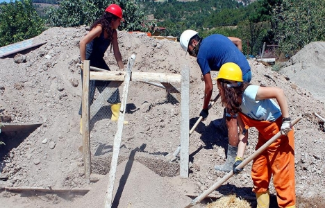 Mimarlık öğrencileri Bilecik'te bina onarıyor!