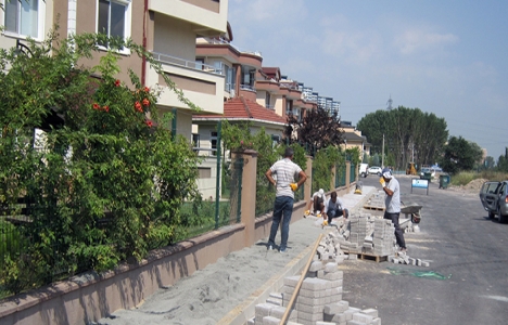 İzmit Yahya Kaptan'daki kaldırımlarda parke çalışması yapıldı!