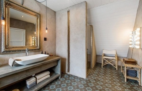 Yıkılmak istenen evin içi görenleri büyülüyor!