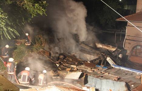 Ankara'nın Ulus semtinde 10 işyeri yandı!