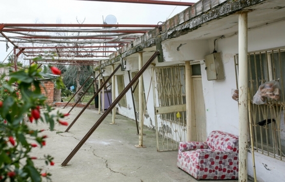 Antalya Muratpaşa'da evler zeminin göçmesiyle yana ve öne doğru yatmaya başladı! 