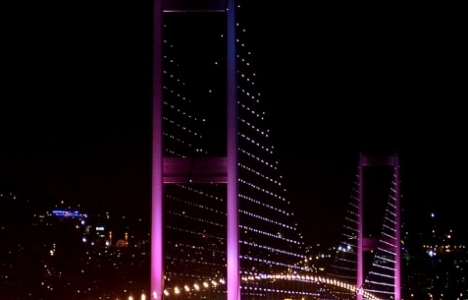 Boğaziçi ve FSM köprüleri, pembe renge büründü!