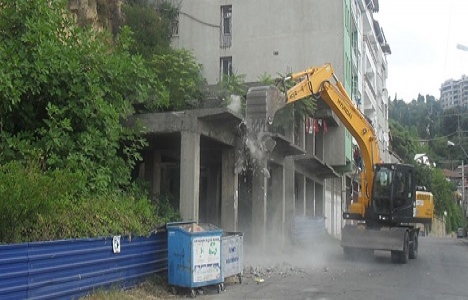 İzmit Veliahmet mahallesindeki harabe yapı yıkıldı!