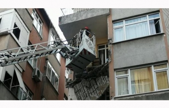 Küçükçekmece'de korku dolu anlar! 3'üncü katın balkonu çöktü!